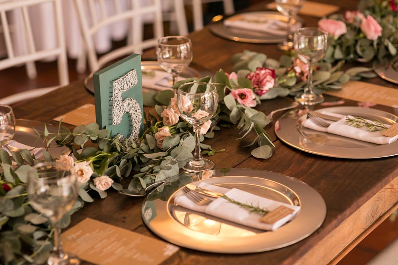 Um mini wedding rústico, com mobiliário de madeira, elementos em tons terrosos em um mix de decoração botânica e vintage que nós adoramos ver por aqui!