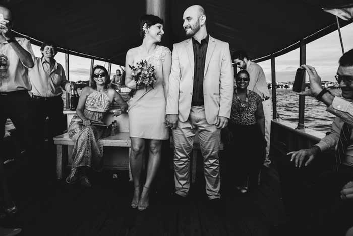Karina + Tiago: Um casamento na escuna