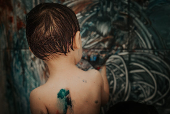 Pintura no banheiro: Uma atividade para crianças de apartamento