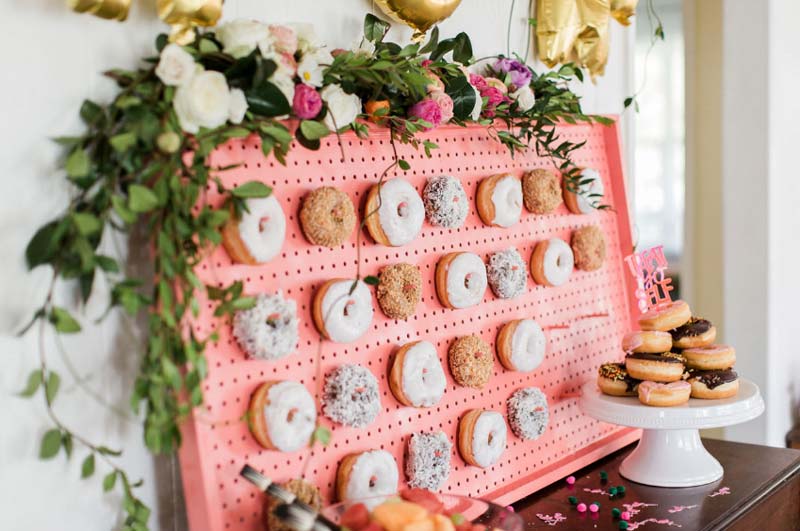 comes e bebes da festa - parede de donuts
