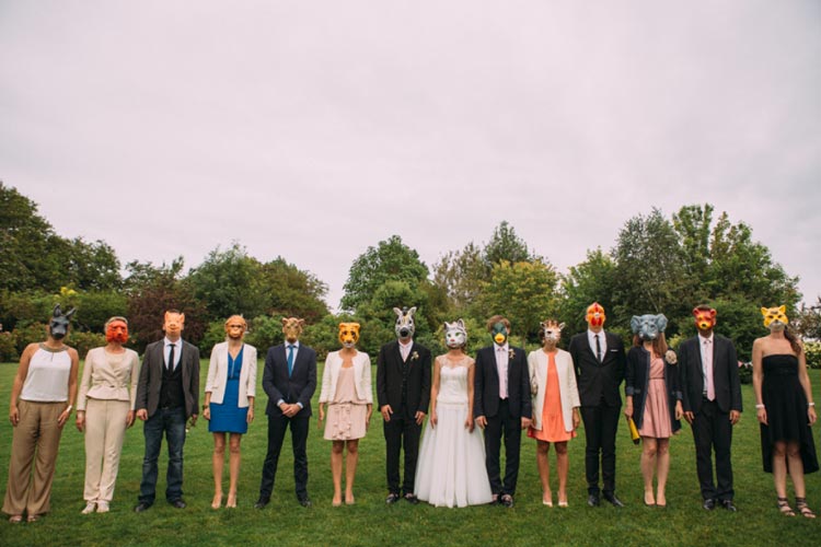 Máscaras + convidados = fotos divertidas de casamento