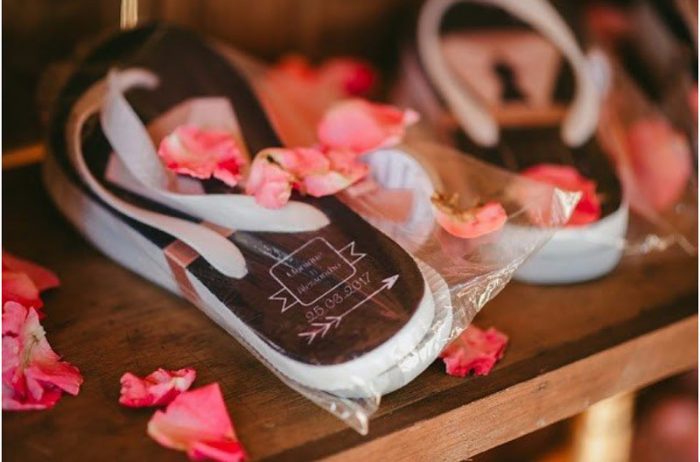 Chinelos personalizados são os mais procurados como lembrancinha de  casamento